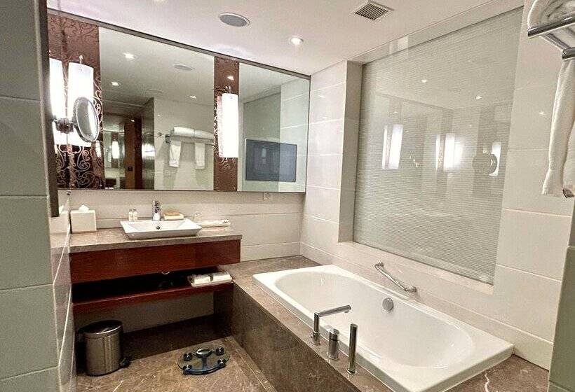 스탠다드 룸 킹사이즈 침대, Hilton Chennai