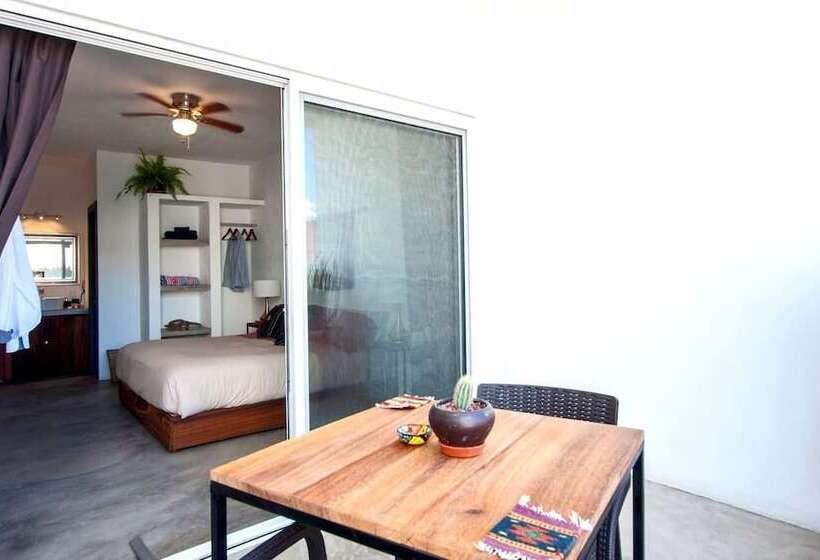 Studio Executive, Casa Nayar