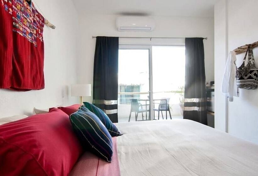 Studio Executive, Casa Nayar