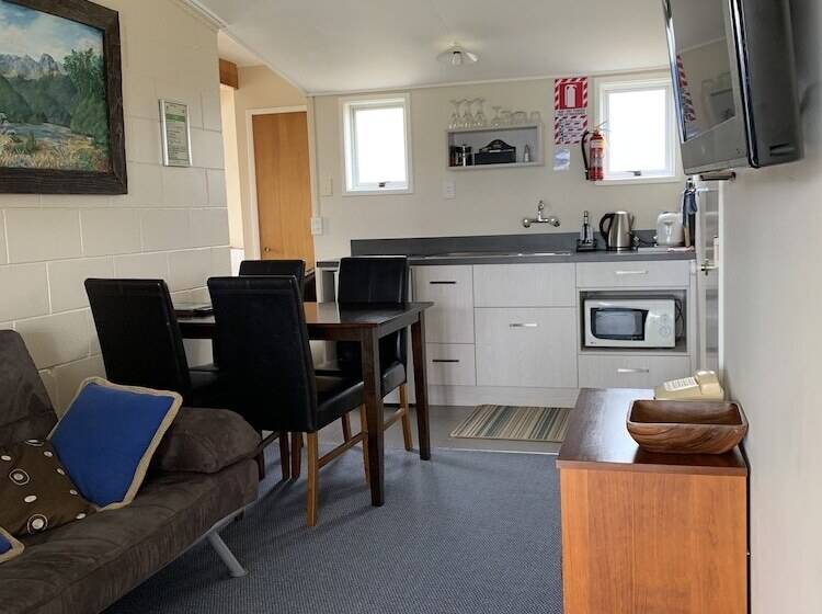 إستوديو قياسى, Manapouri Lakeview Motor Inn