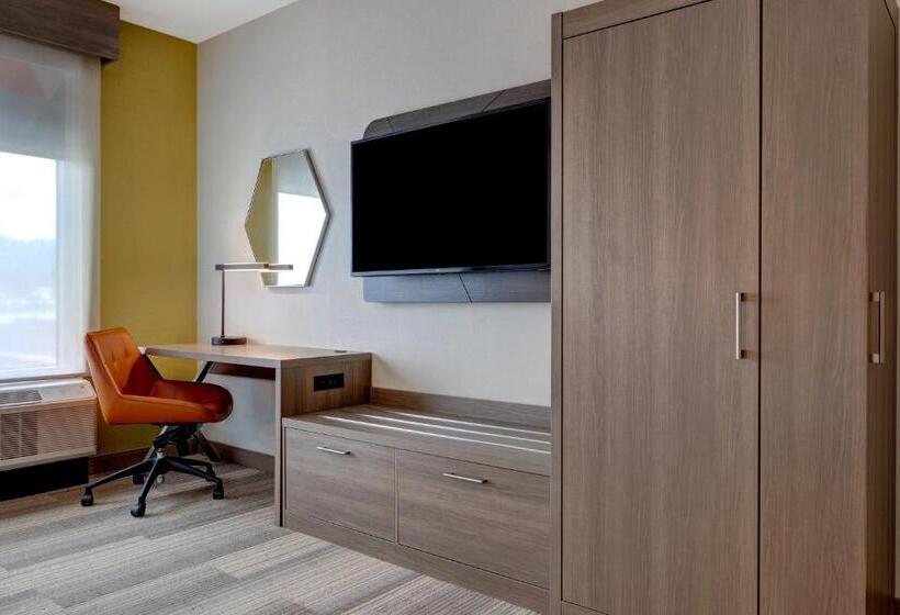 带大床的套房, Holiday Inn Express & Suites   Glendale Downtown