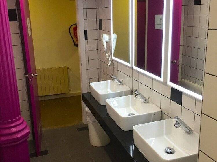Bed in Shared Room with Shared Bathroom, Safestay Barcelona Gothic