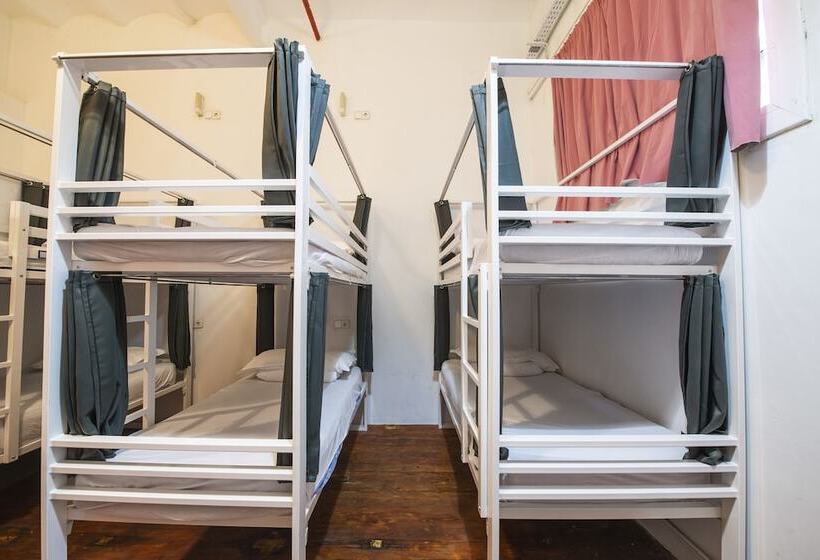 Bed in Shared Room with Shared Bathroom, Safestay Barcelona Gothic