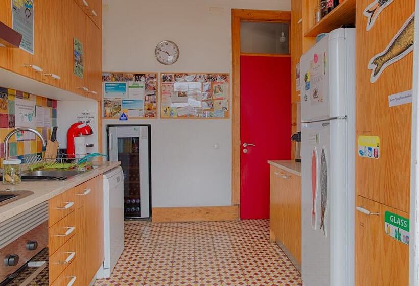 اتاق استاندارد با سرویس بهداشتی مشترک, This Is Lisbon Hostel
