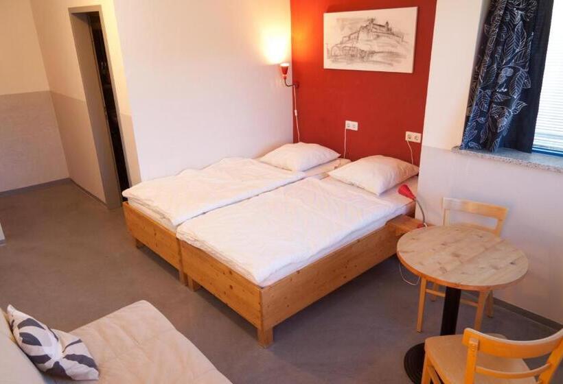 标准间, Babelfish Hostel