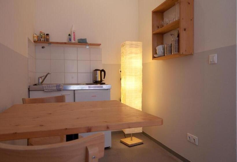 标准工作室, Babelfish Hostel