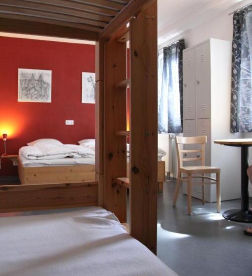 家庭间, Babelfish Hostel