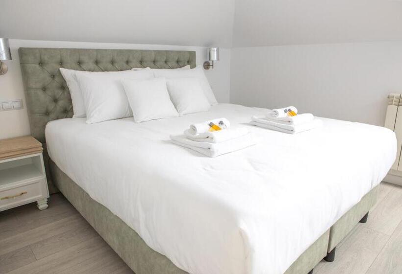1 Bedroom Penthouse Apartment, City Rooms