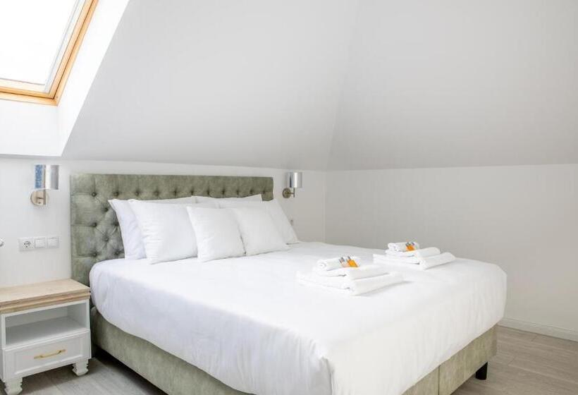1 Bedroom Penthouse Apartment, City Rooms