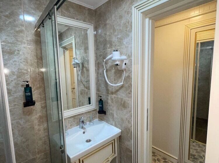 اتاق استاندارد با چشم‌انداز استخر, Grand Hotel Caraiman