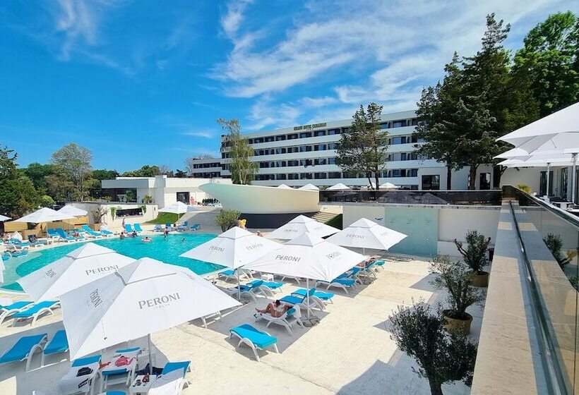 اتاق استاندارد با چشم‌انداز استخر, Grand Hotel Caraiman