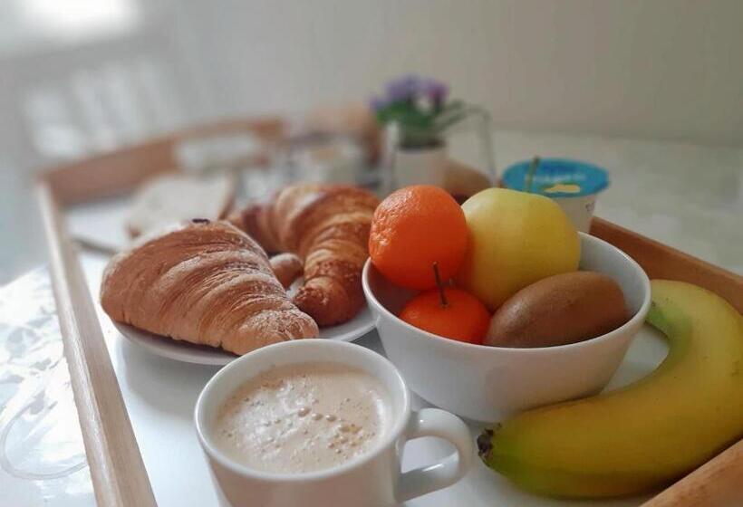 اتاق لوکس, A Due Passi Da