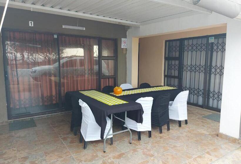 Студия Deluxe, Hlophe S Place