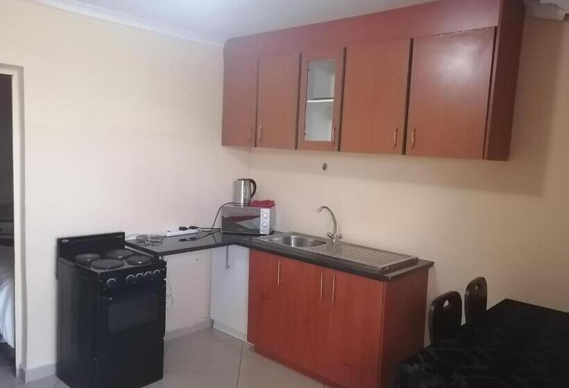 Студия Deluxe, Hlophe S Place