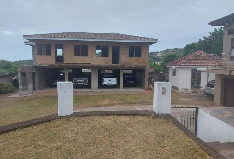 Студия Deluxe, Hlophe S Place
