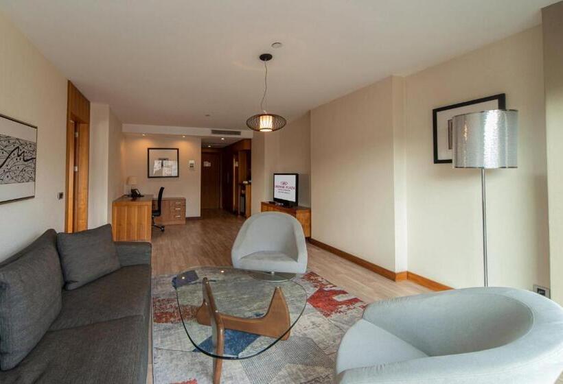 带大床的套房, Crowne Plaza Istanbul Harbiye, An Ihg
