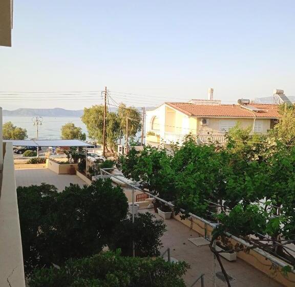 Номер Deluxe Вид на Море Боковой, Villa Constantsia