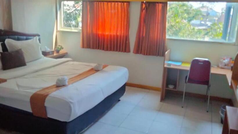 Номер Deluxe, Votel Hotel De Pratnya Kediri