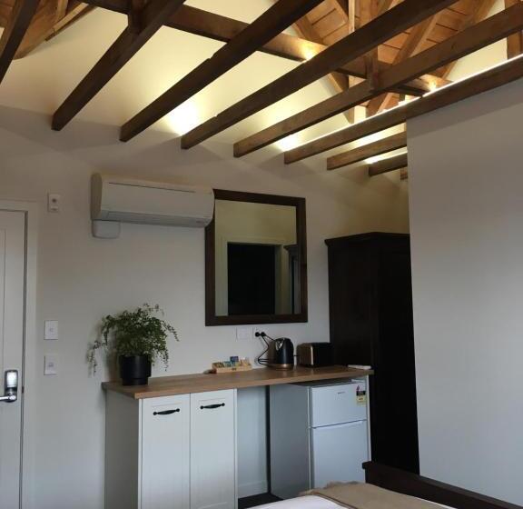 스탠다드 룸, The Stables Dunedin