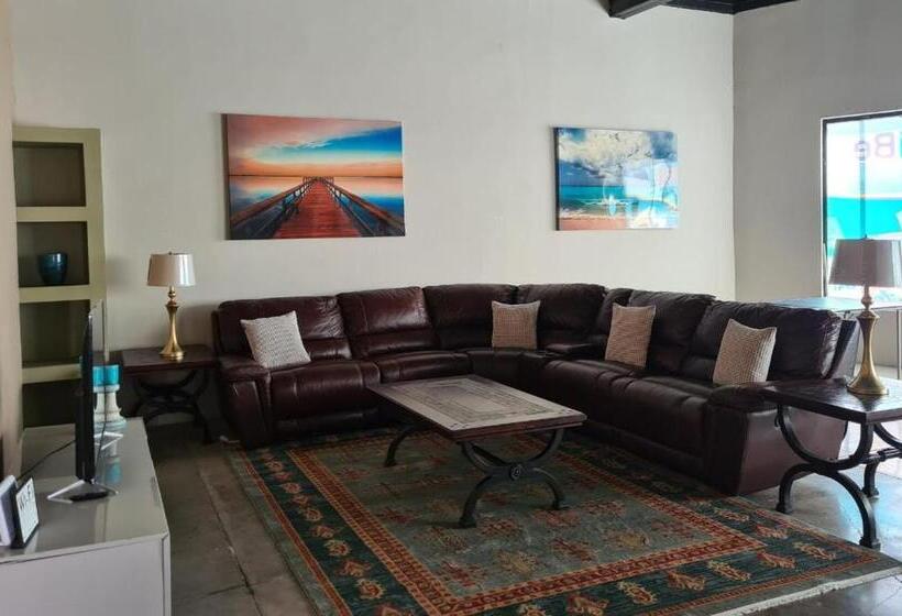 침실 3개 아파트, Sleeps 16 People Goliath Super Apartment 2 Minutes From Sandy Beach