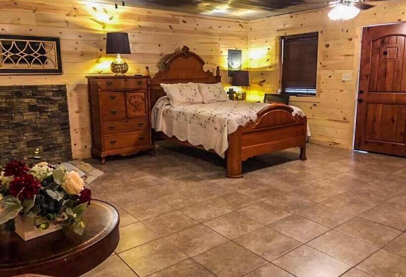 Студия Стандарт, Samantha S Timber Inn