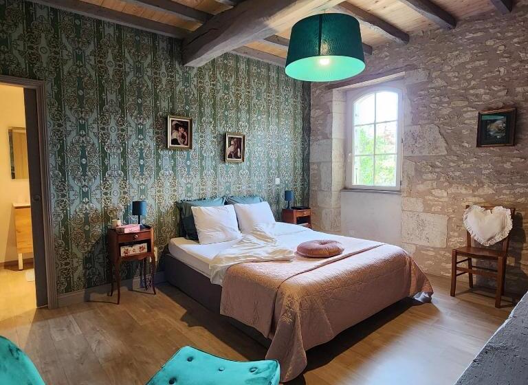 Номер Deluxe, Presbytère D Arpentian
