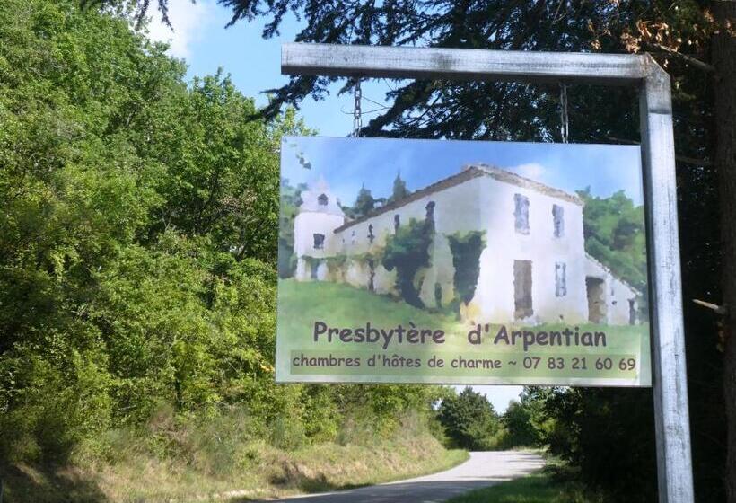 Номер Deluxe, Presbytère D Arpentian