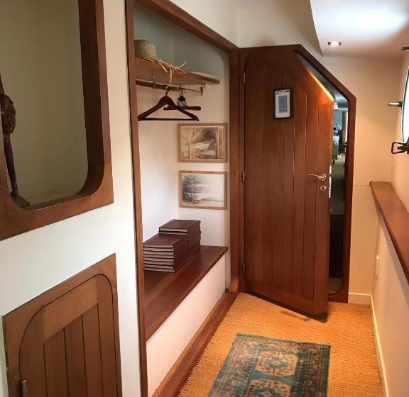 Номер Deluxe, Péniche Djebelle