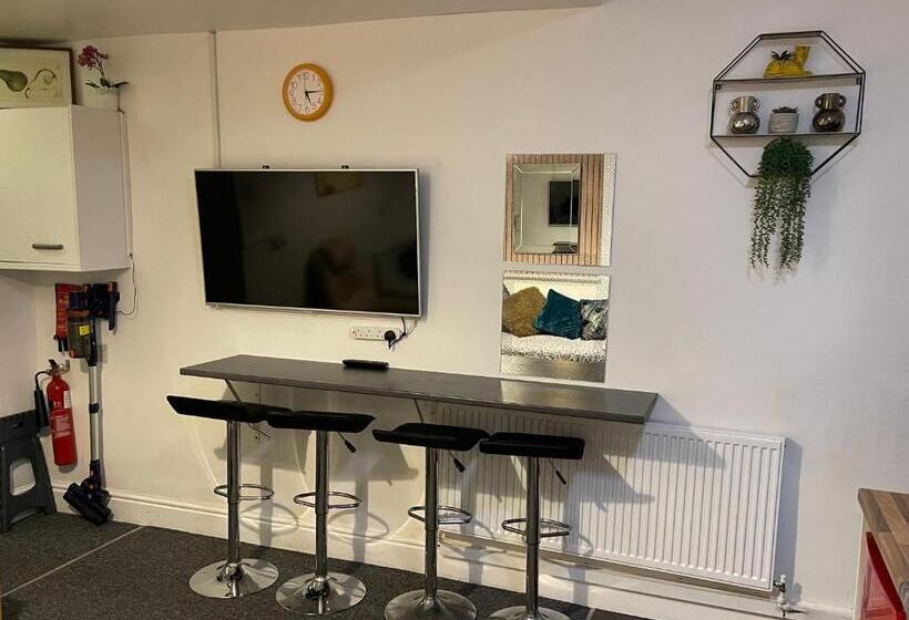 Апартаменты 1 Спальня Нижний Этаж, Backpackers Blackpool Hotel & Suites