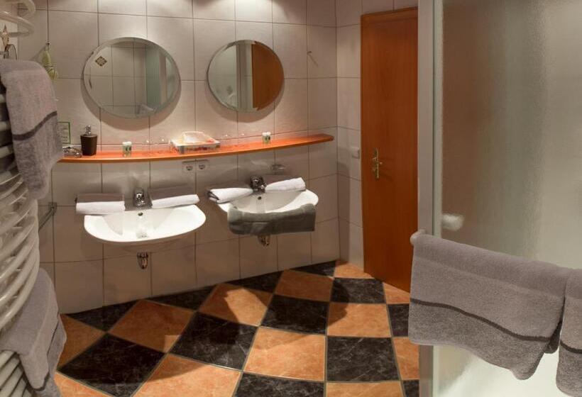 Трехместный Номер Deluxe, Huberhof