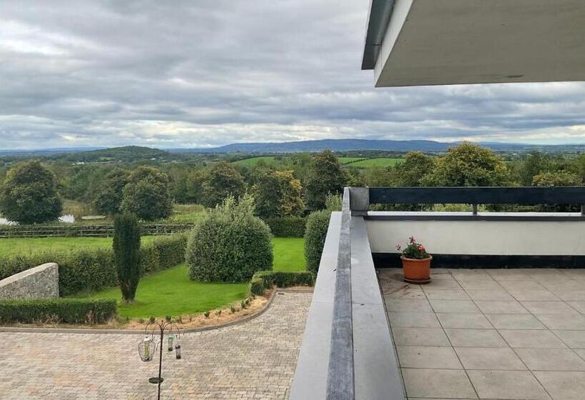 Семейный Номер, Hazelwood Country House