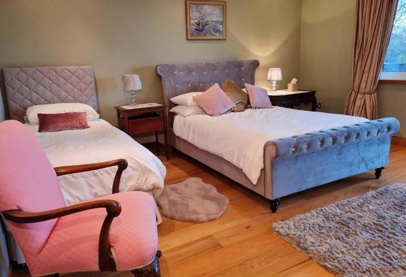 Семейный Номер, Hazelwood Country House