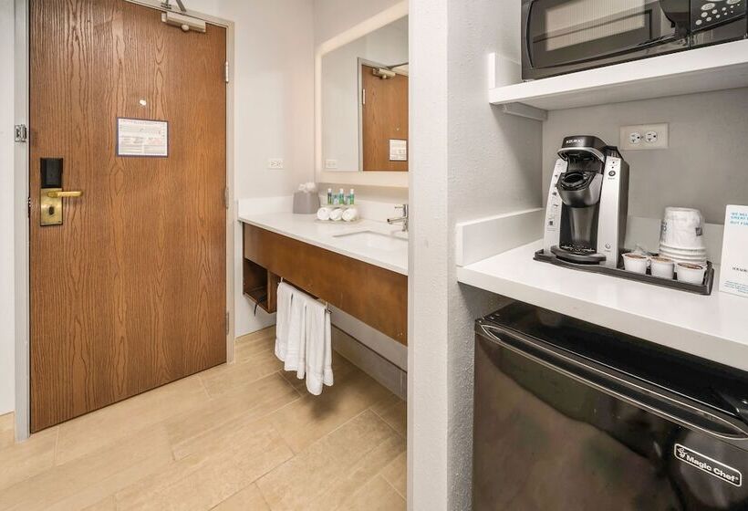 Люкс Адаптированный для Инвалидов, Holiday Inn Express Chicago Northwest Vernon Hills, An Ihg