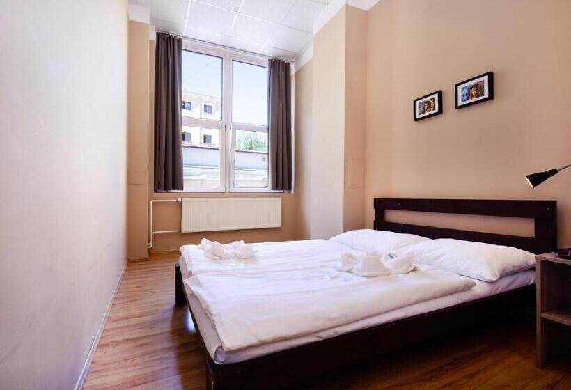 اتاق اکونومی, Plus Prague
