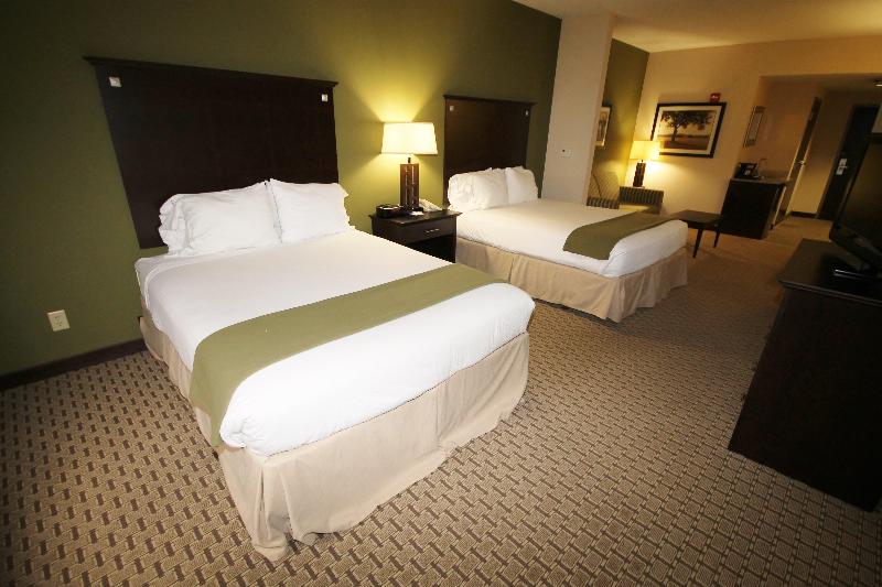 מיטת קינג בסוויטה, Holiday Inn Express Hotel & Suites Opelika Auburn, An Ihg