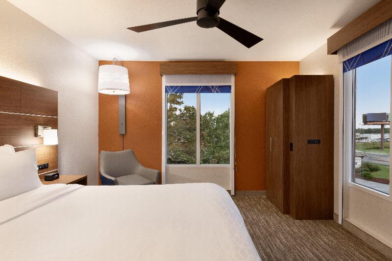 Номер Стандарт Кровать Кинг Адаптированный для Инвалидов, Holiday Inn Express Hotel & Suites Opelika Auburn, An Ihg