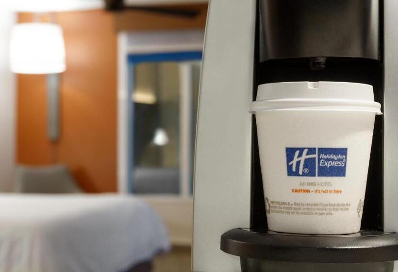 מיטת קינג בסוויטה, Holiday Inn Express Hotel & Suites Opelika Auburn, An Ihg