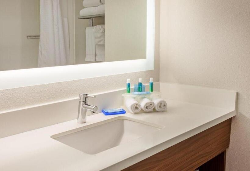 スタンダードスタジオ, Holiday Inn Express & Suites Corona, An Ihg