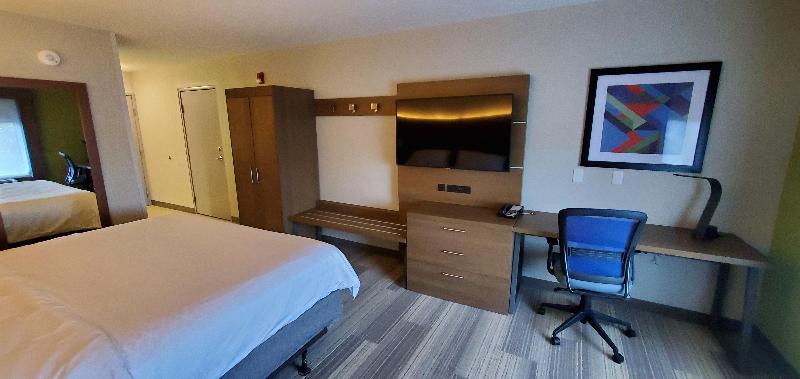 חדר סטנדרט עם מיטת קינג, Holiday Inn Express Hotel & Suites Kinston, An Ihg