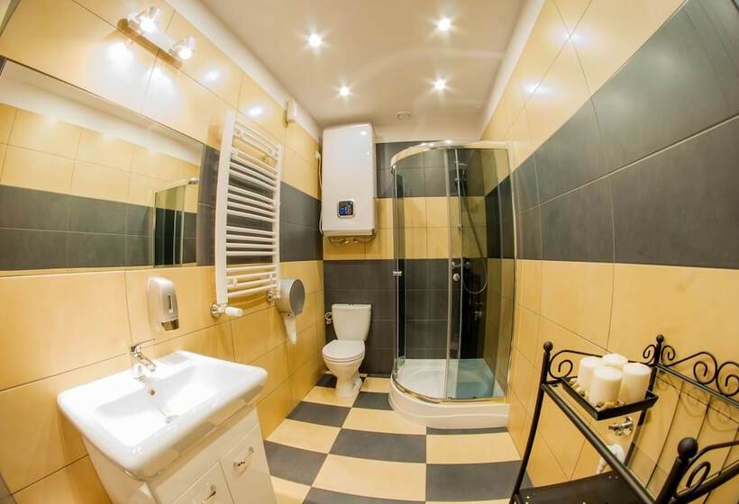 Кровать в Многоместном Номере с Общей Ванной, Dizzy Daisy Hostel