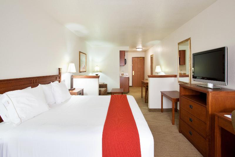 מיטת קינג בסוויטה, Holiday Inn Express Hotel & Suites Mattoon, An Ihg