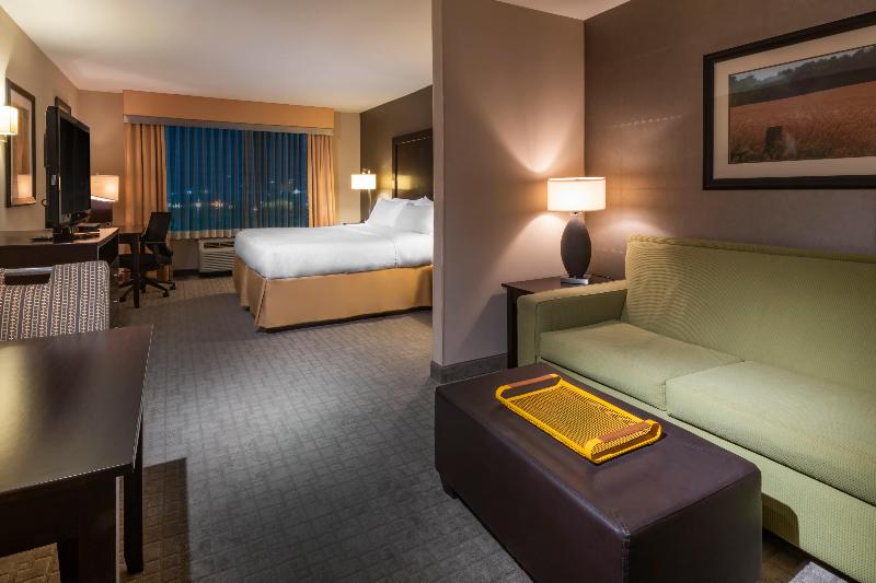 Люкс Кровать Кинг, Holiday Inn Express Hays, An Ihg