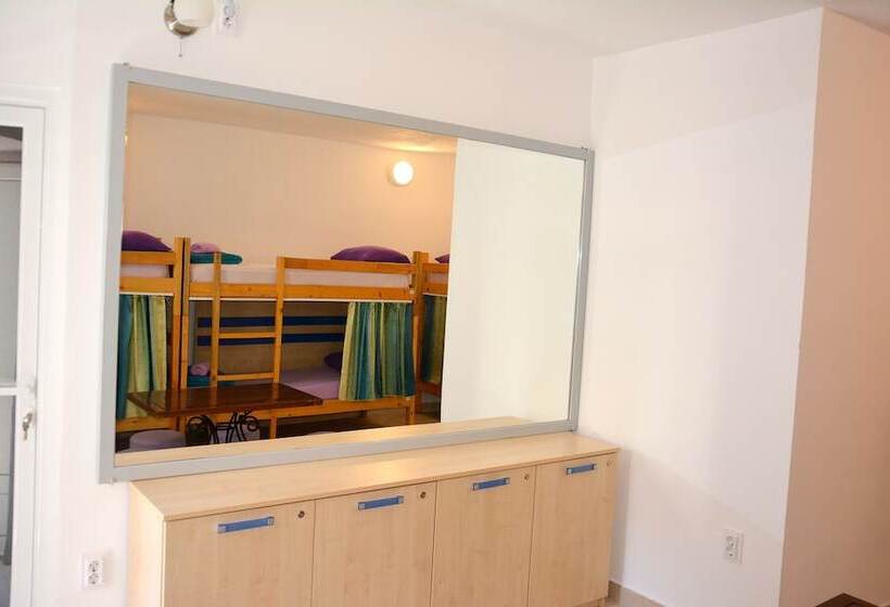 تختخواب در اتاق مشترک, Montenegro Backpackers Home Budva