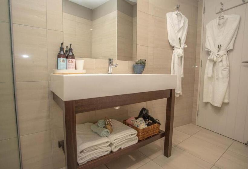 בית, 4 חדרי שינה, Dunluce Boutique B&b
