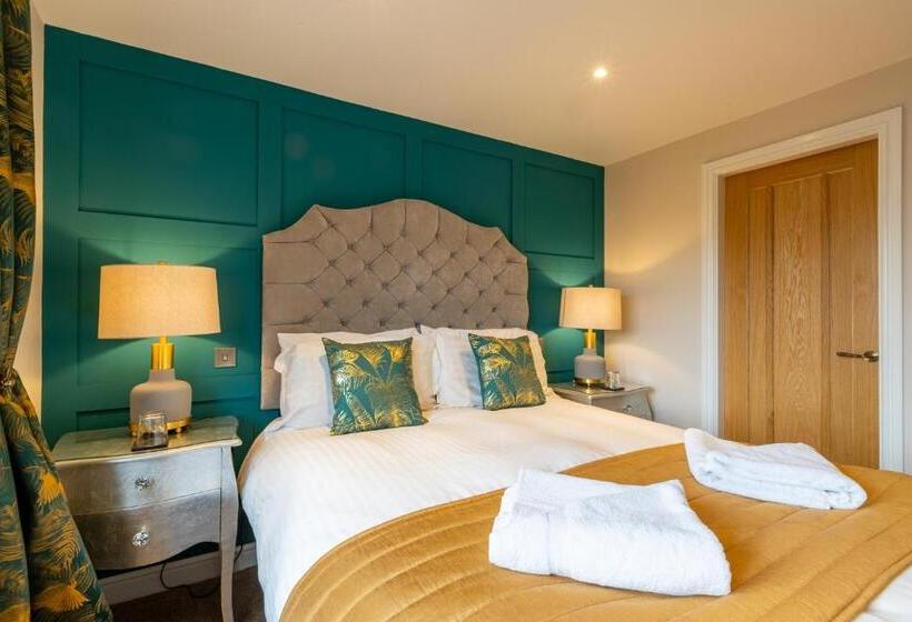 Четырехместный Номер Deluxe, Holly Lodge Guest House With Free Off Site Health Club