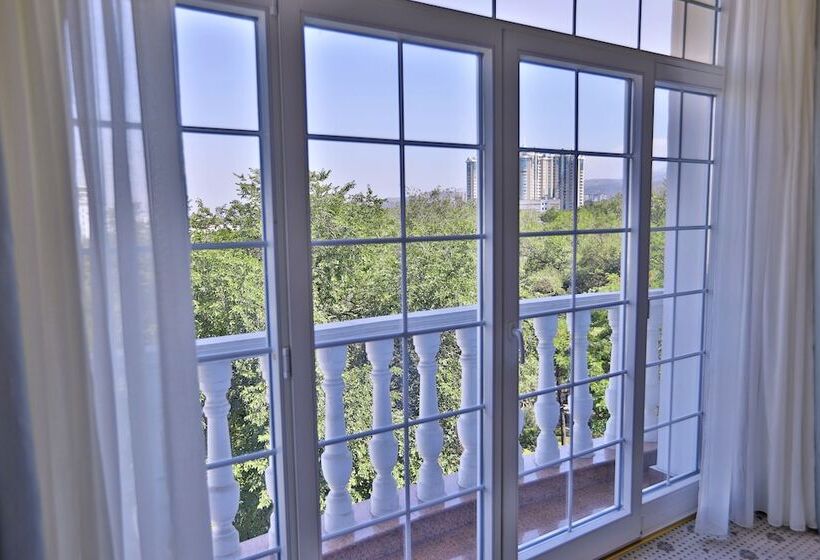 اتاق لوکس با چشم‌انداز شهر, Rixos Almaty