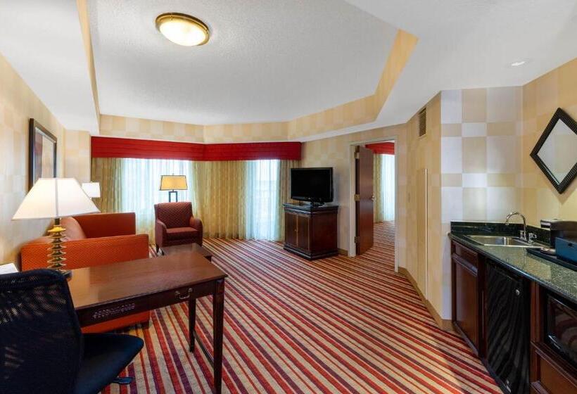 מיטת קינג בסוויטה, Wyndham Grand Oklahoma City Downtown