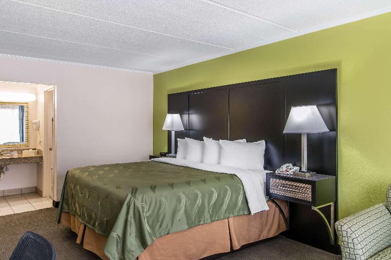 Стандартный Номер Кровать Кинг, Quality Inn Hinesville   Fort Stewart Area, Kitchenette Rooms   Pool   Guest Laundry