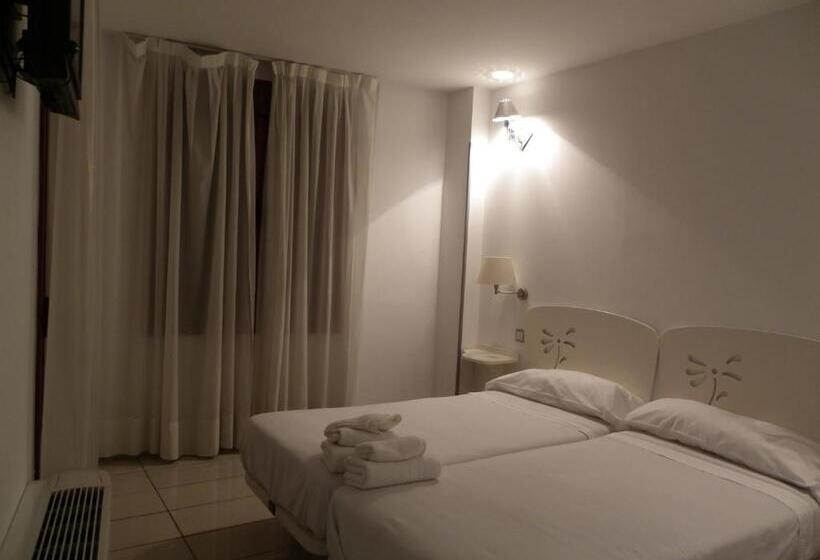 Номер Стандарт Трехместный, Hostal Sierra