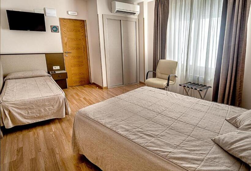Номер Стандарт Трехместный, Hostal Real Aranjuez